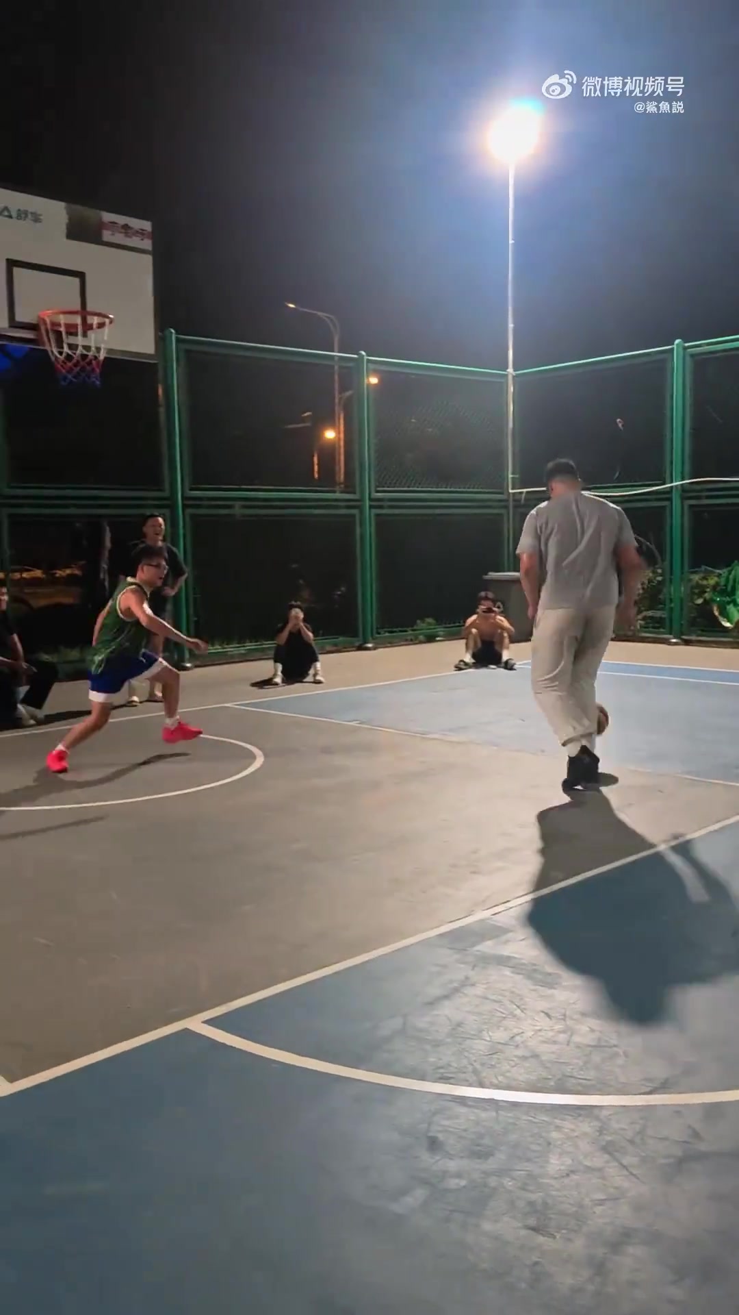 這個(gè)視頻是不是很好的證明了奧尼爾打1v1就是無敵的