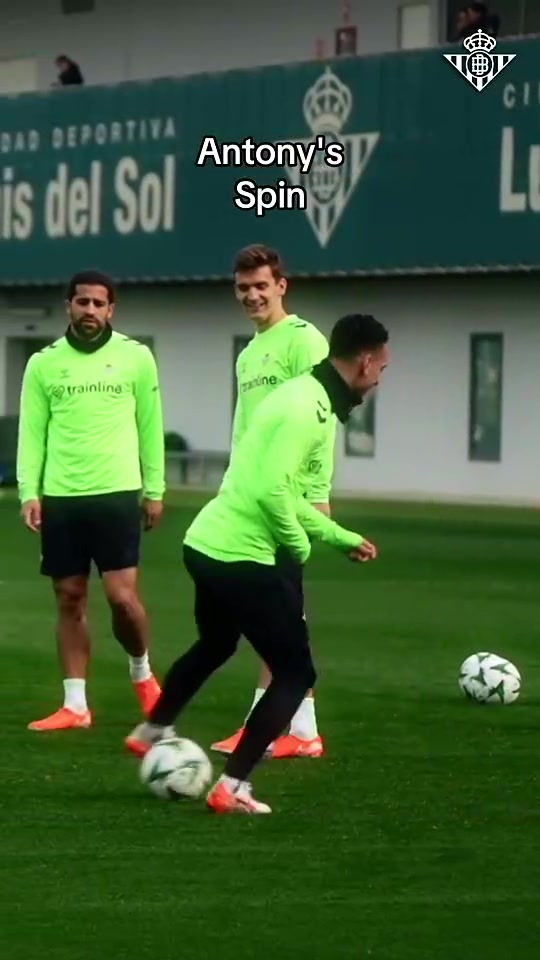 安東尼再秀圓規(guī)神技不過這次隊友們投來了滿意的眼神