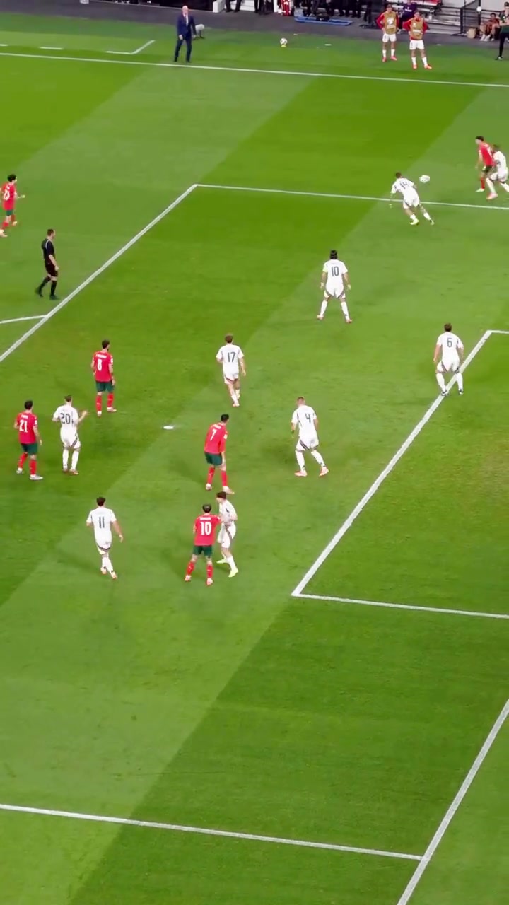 這就是頂級(jí)射手的嗅覺和意識(shí)來(lái)看看C羅在進(jìn)球前的觀察和走位