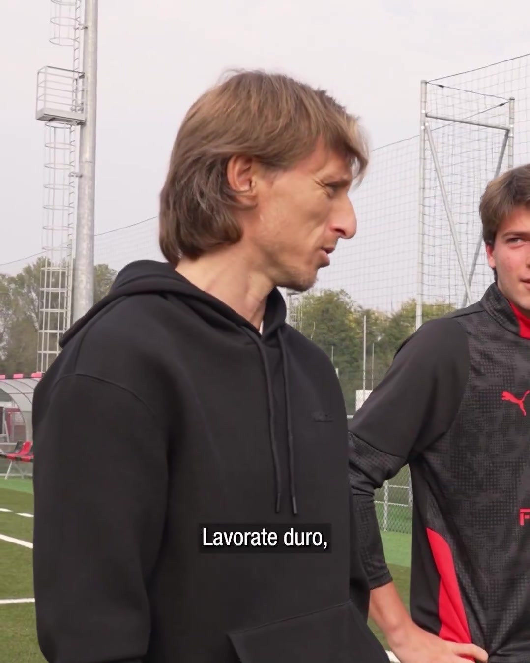 莫德里奇在訓(xùn)練場激勵紅黑軍團的年輕一代