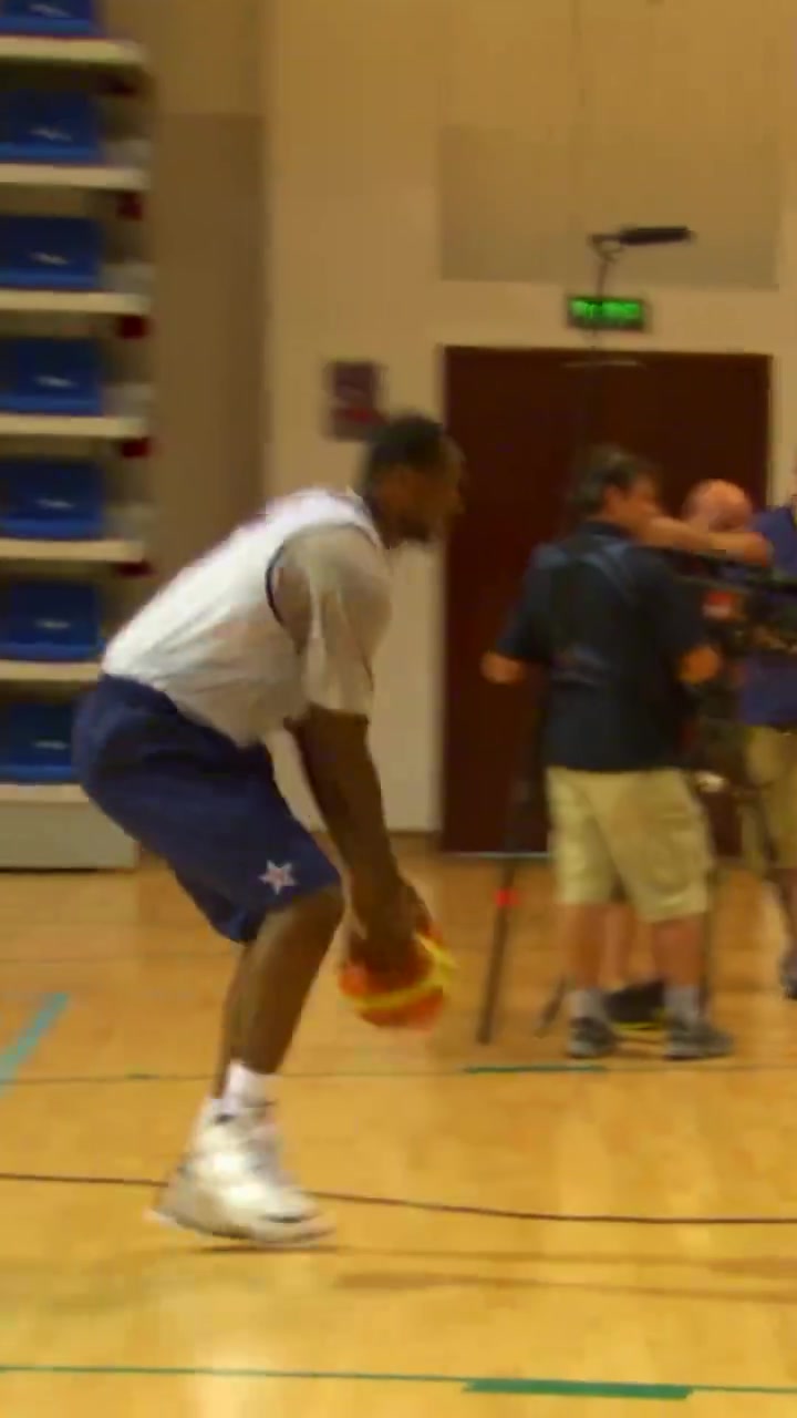 08年美國(guó)夢(mèng)八隊(duì)內(nèi)訓(xùn)練詹姆斯和保羅互相打鬧甜瓜一旁看著