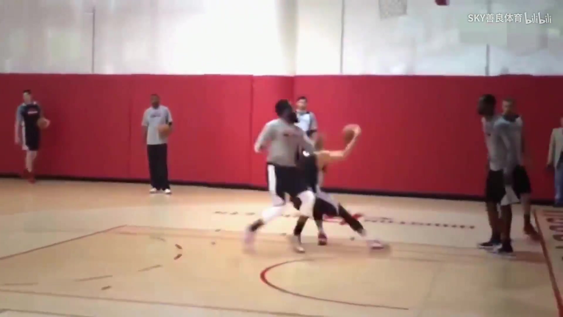 單打哈登名場面火箭時期林書豪隊內(nèi)訓(xùn)練用腳步晃過哈登