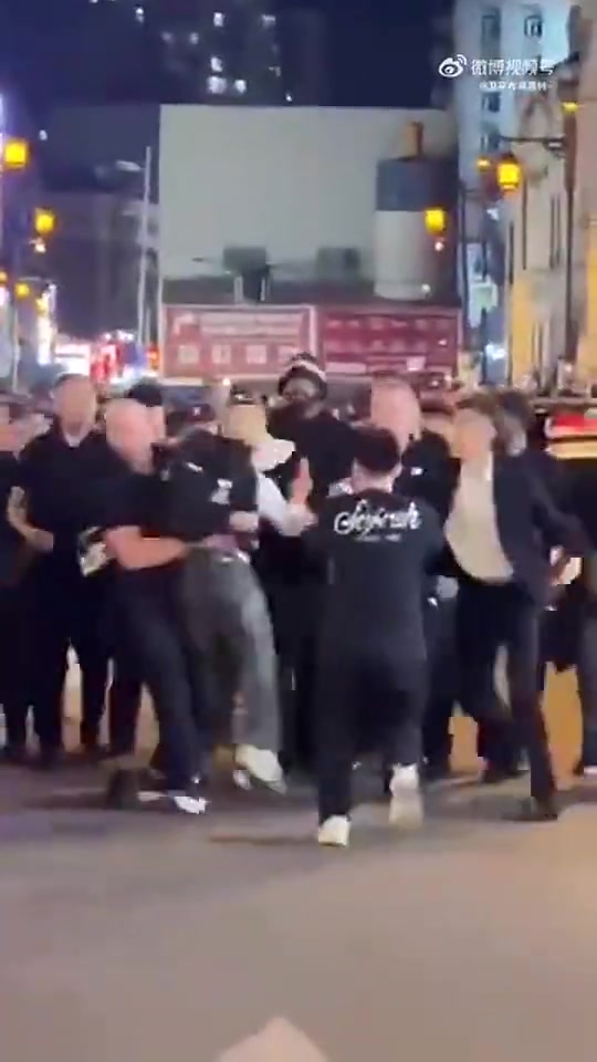 歐文去年在沈陽(yáng)大街上散步有個(gè)瘋狂球迷沖上來(lái)被保安集體攔下