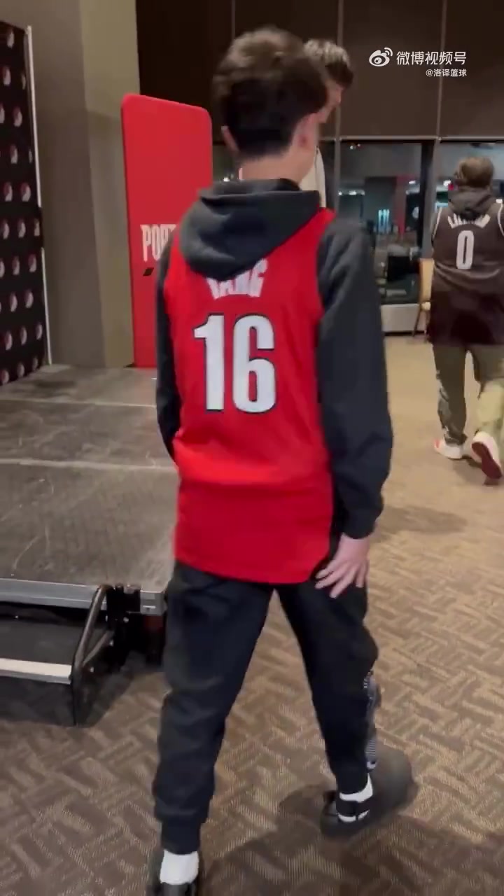 太呆萌了楊瀚森現(xiàn)在走到哪都背著這個(gè)粉色小書(shū)包