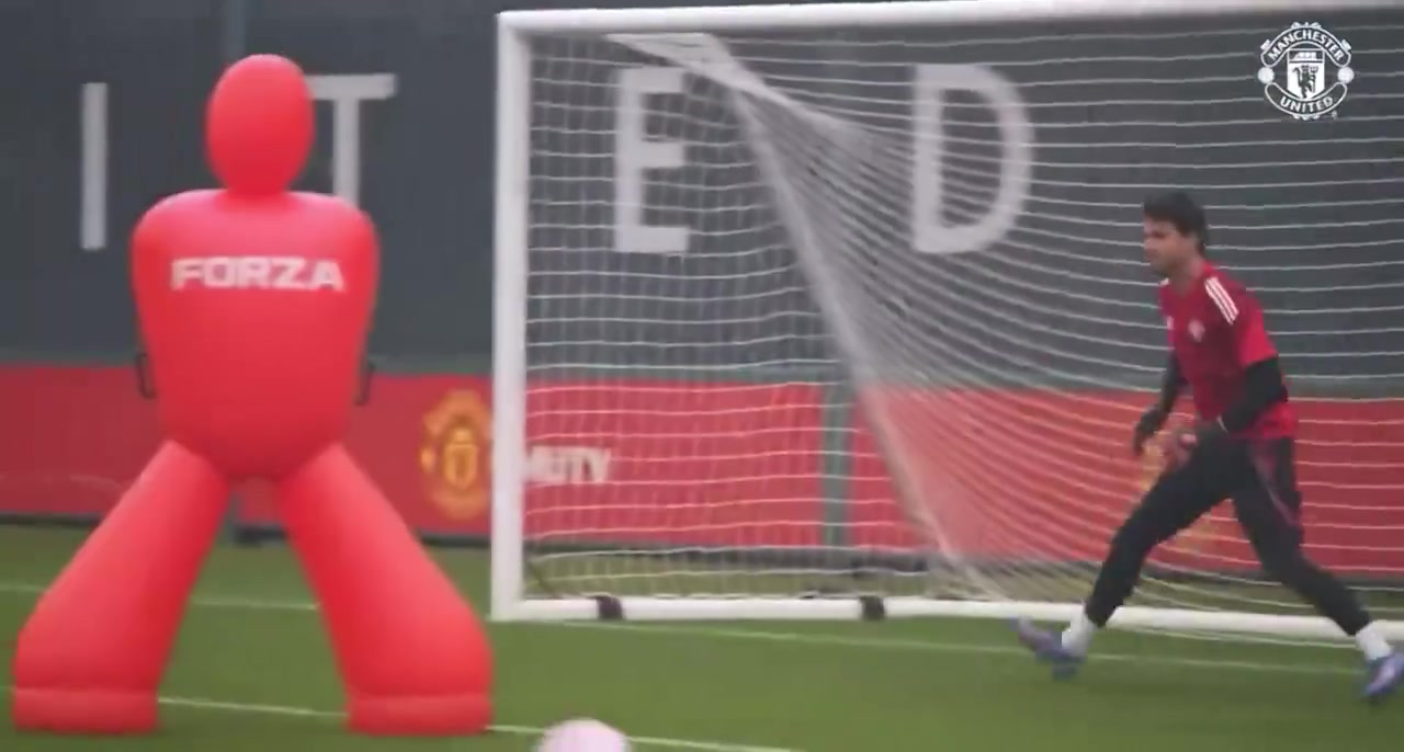 雙紅會有望繼續(xù)首發(fā)曼聯(lián)門將拉門斯訓(xùn)練中高接低擋