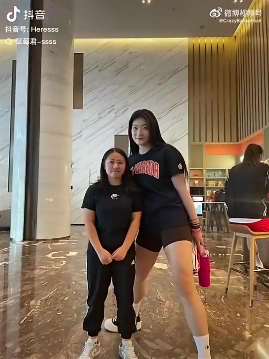 李夢有多魁梧此前她和粉絲合影身材簡直是對(duì)方兩倍