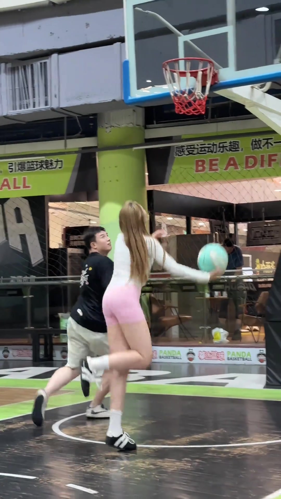 現(xiàn)在的網(wǎng)紅不穿瑜伽褲都不會打球了啊