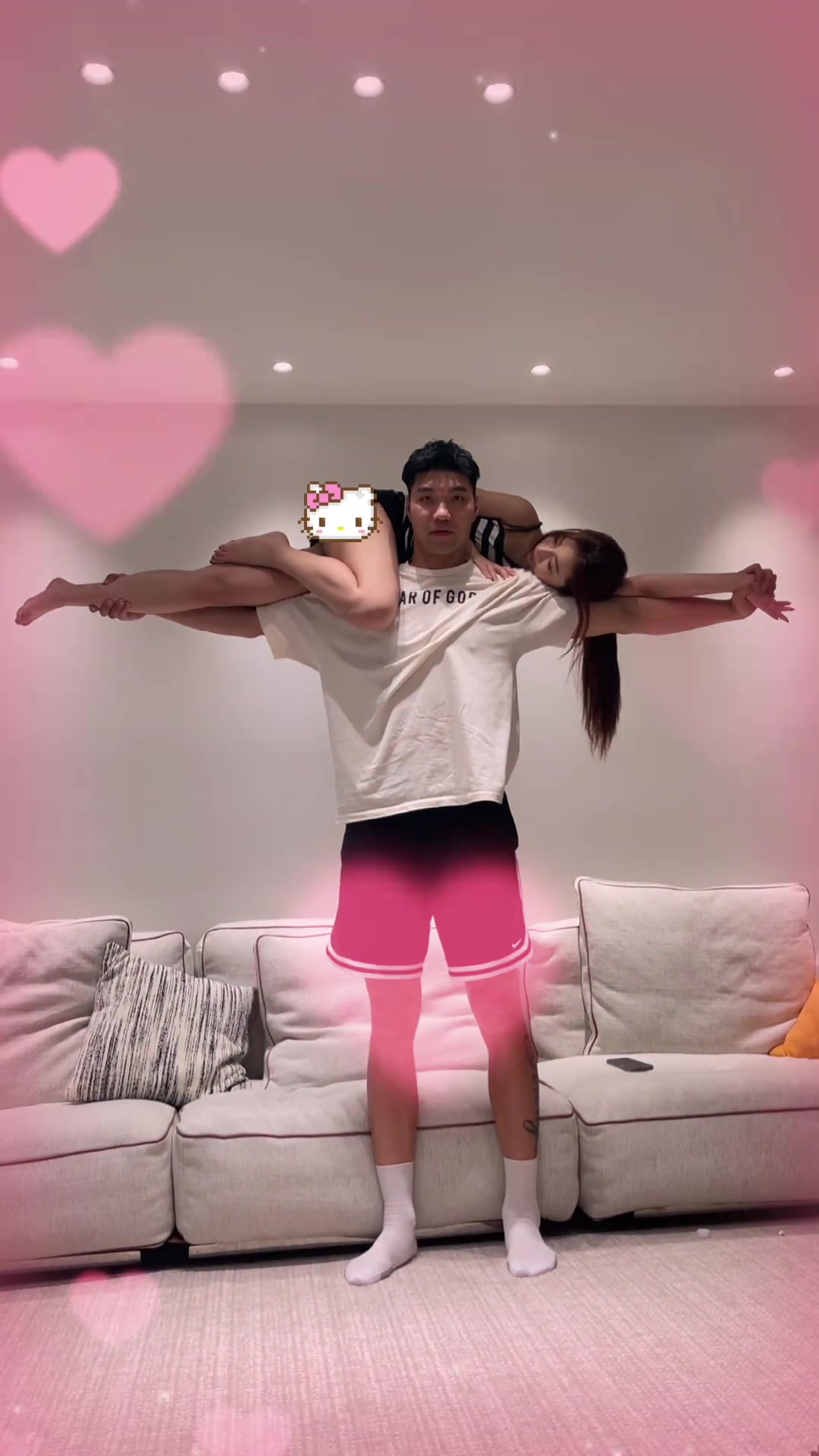 王增杰妻子曬十字舉秀恩愛他的表情好像不太高興呢