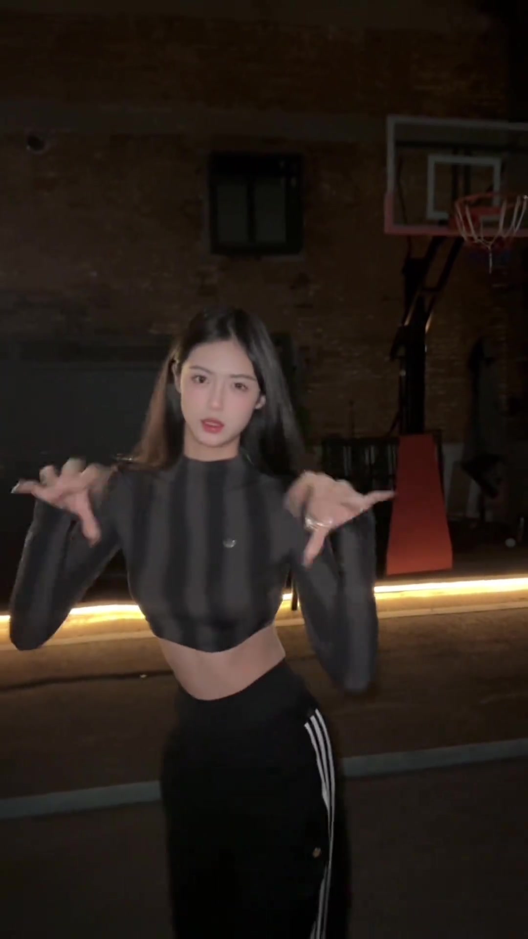 卓識(shí)秀小蠻腰熱舞誰說直女不穿阿迪