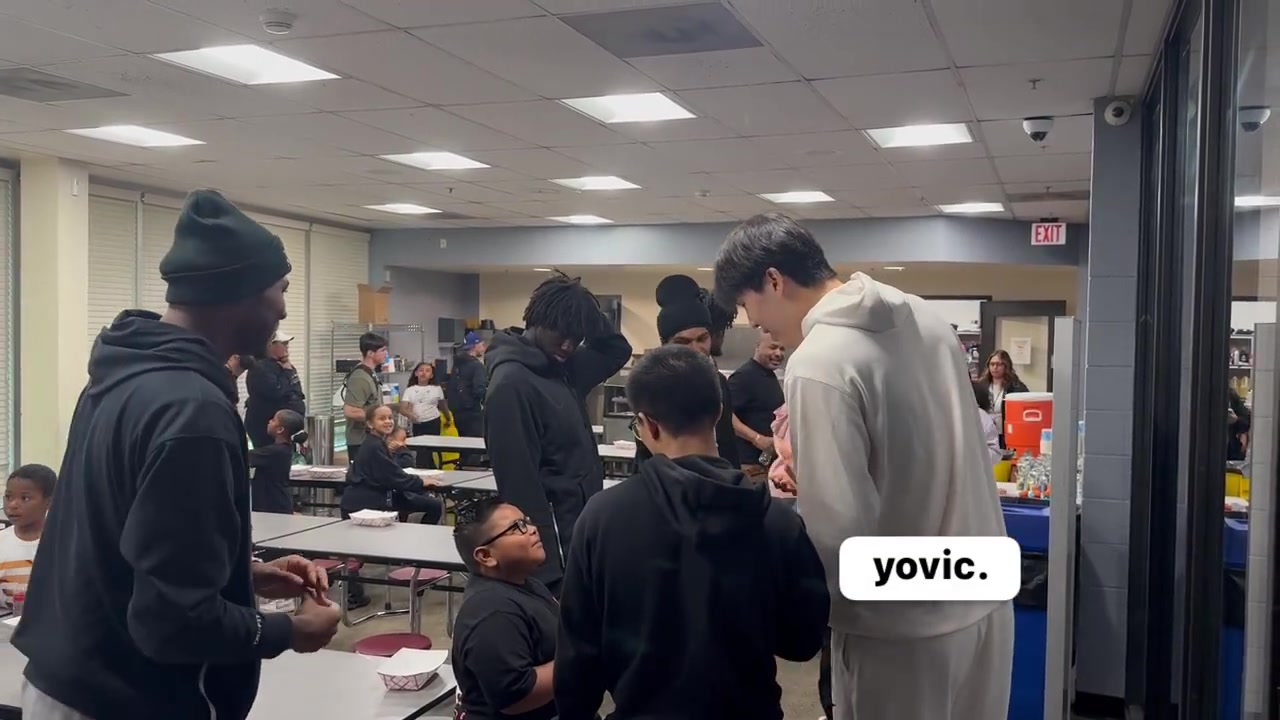 很靦腆呀楊瀚森跟隨老大哥利拉德一起參加社區(qū)活動