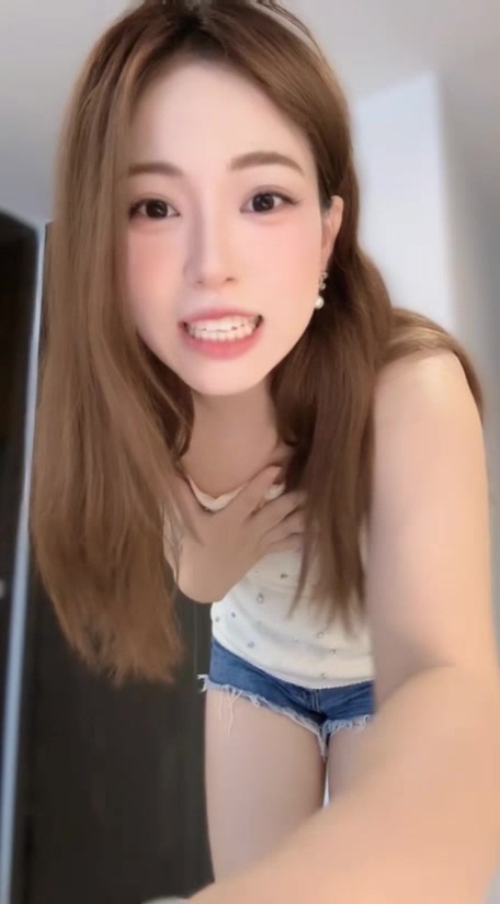 遼寧啦啦隊(duì)蛋卷姐姐直播時(shí)涉嫌違規(guī)被警告生氣的樣子好可愛