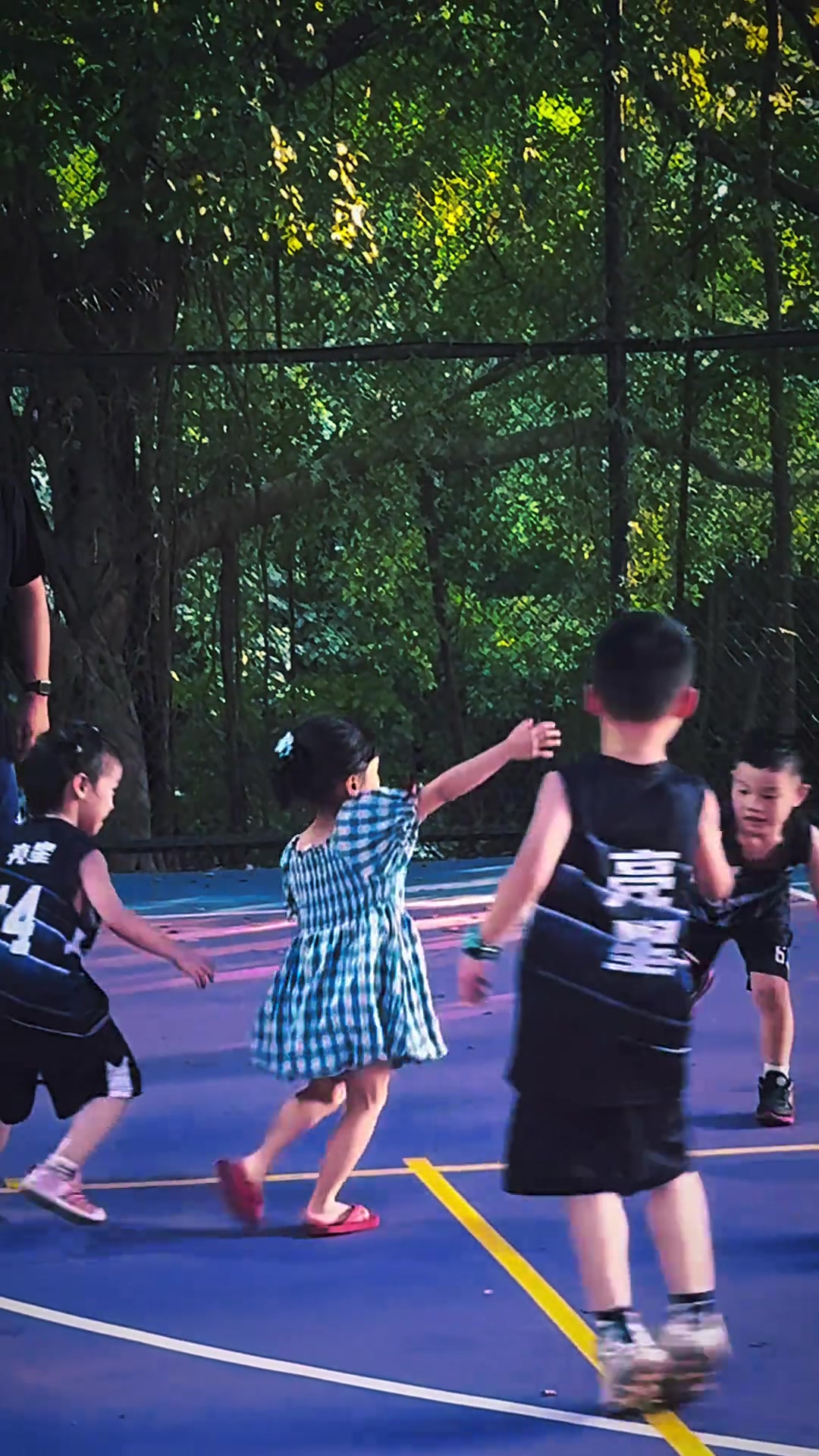 拖鞋小妹妹搶斷一條龍上籃這球感能否勝過(guò)99吧友