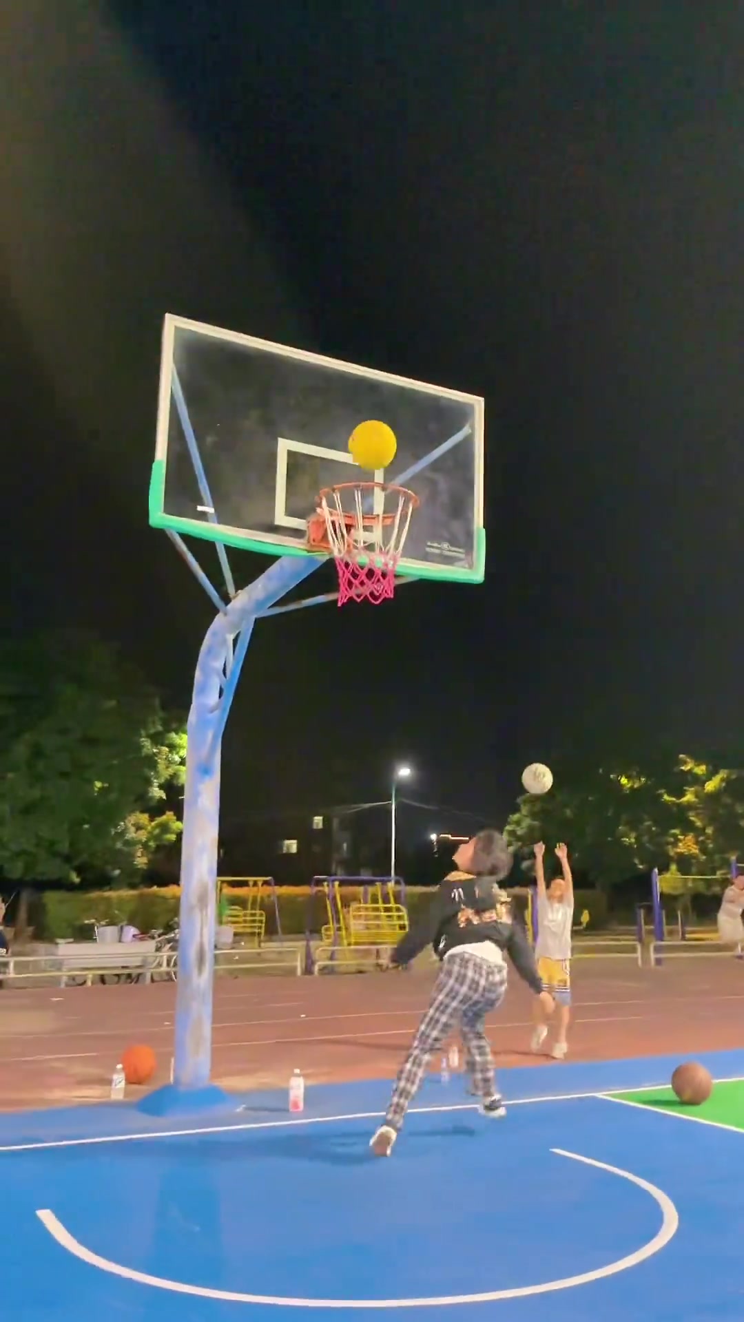 這是一個(gè)女孩能做出的動(dòng)作嗎轉(zhuǎn)身過(guò)人接360拉桿上籃