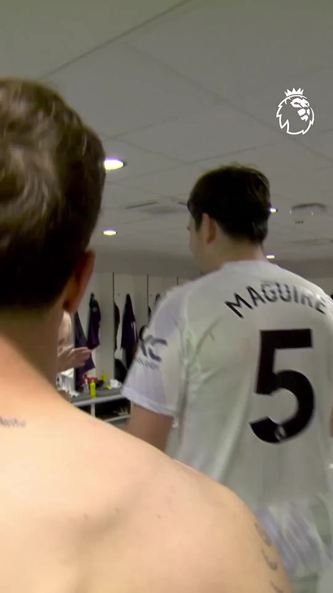 來自隊友的愛馬奎爾回到更衣室隊友給予熱烈的掌聲