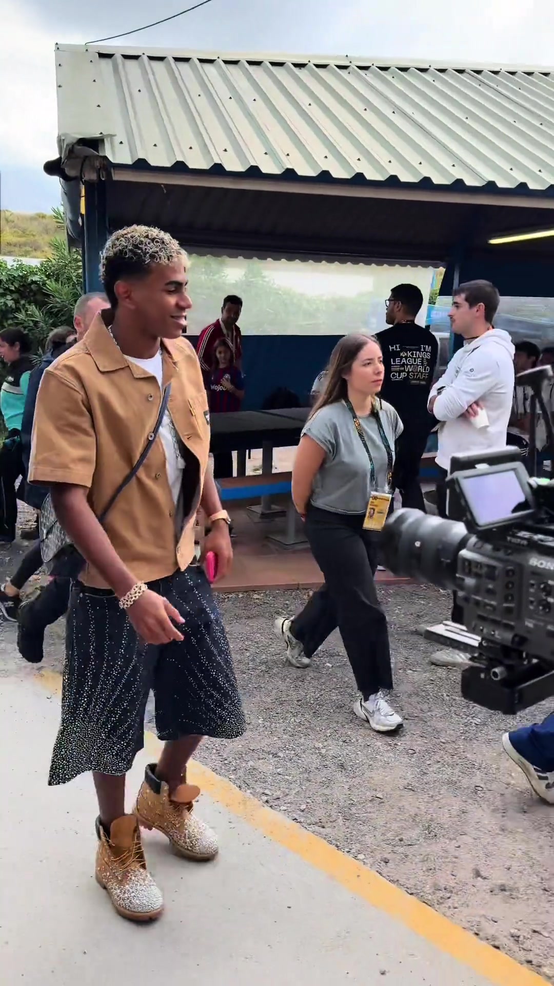 亞馬爾帶著女友現(xiàn)身國王聯(lián)賽剛才有人說他女朋友像帶假發(fā)的福登