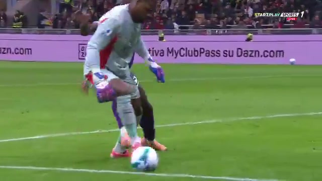 邁尼昂精彩的腳下技術(shù)令佛羅倫薩球員無可奈何