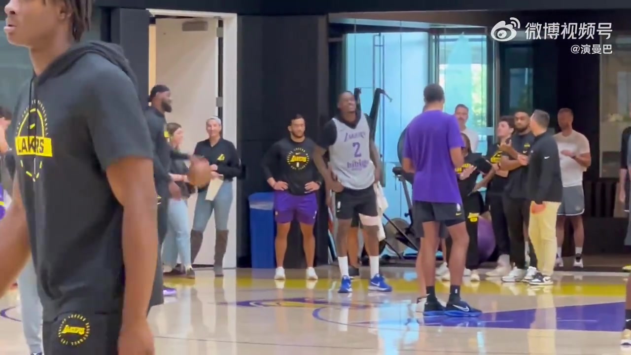 老頭手癢難耐詹姆斯現(xiàn)身湖人隊(duì)內(nèi)訓(xùn)練場(chǎng)自己也開始練起來了