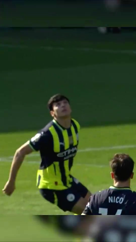 太狠了這球胡桑諾夫這就是英超的對抗嗎大哥們輕一點撞