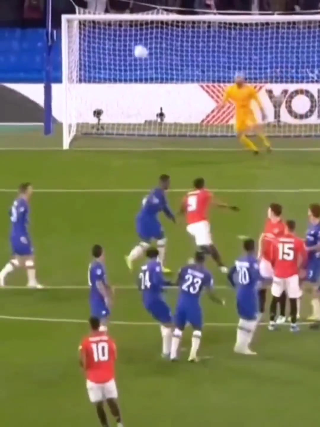 這就是足球的美妙吧皮球在空中劃出一道漂亮的弧線