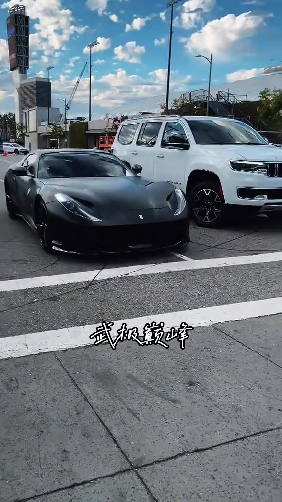 豪車啊網(wǎng)友偶遇布朗尼開著新?lián)Q的法拉利812來到球館