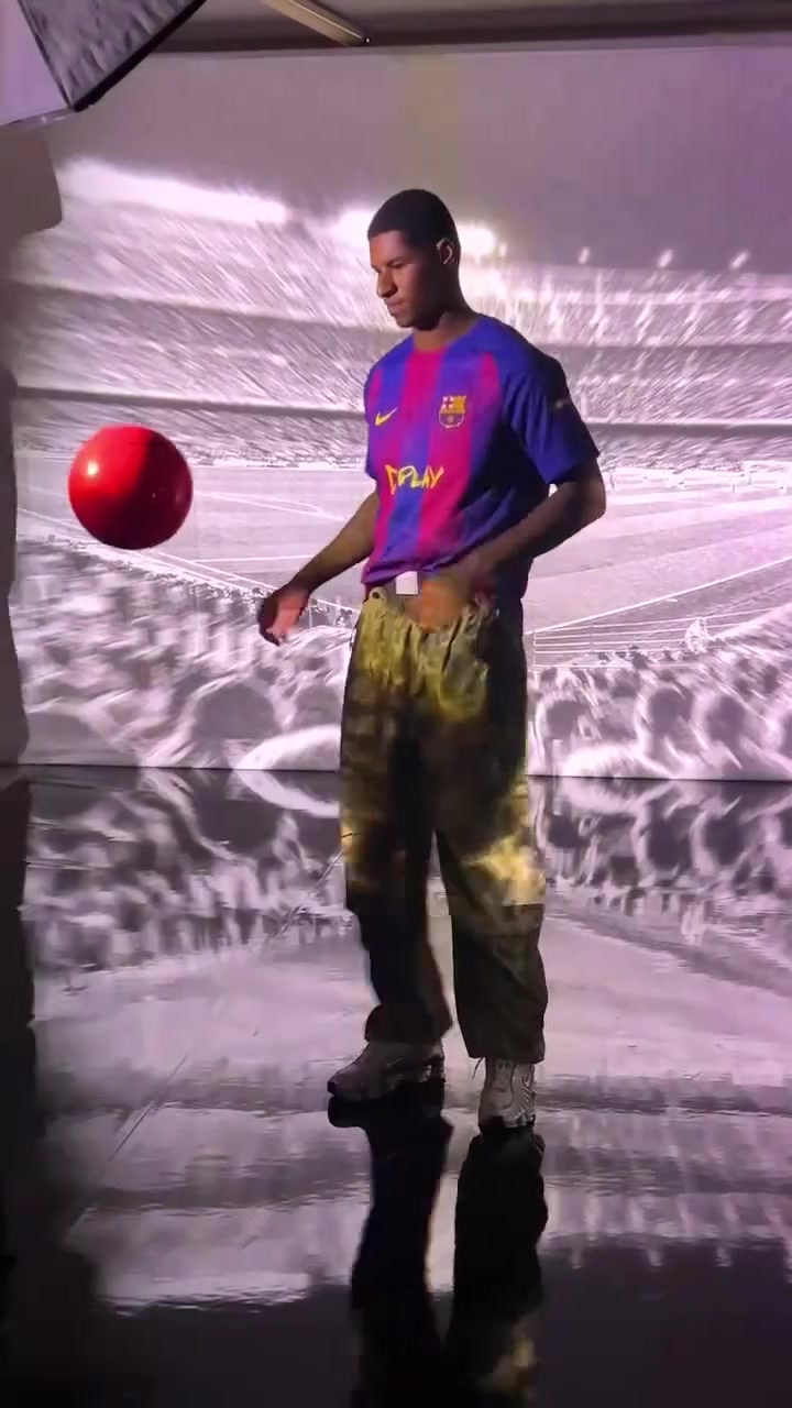 夢幻聯(lián)動巴薩與歌手黃老板的聯(lián)名球衣拍攝花絮