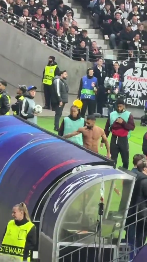 怒了球迷現(xiàn)場實拍薩拉赫怒摔衣服