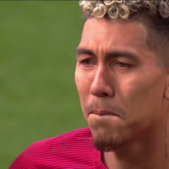 玉面郎君淚灑賽場(chǎng)紅軍名場(chǎng)面告別儀式上落淚的菲爾米諾