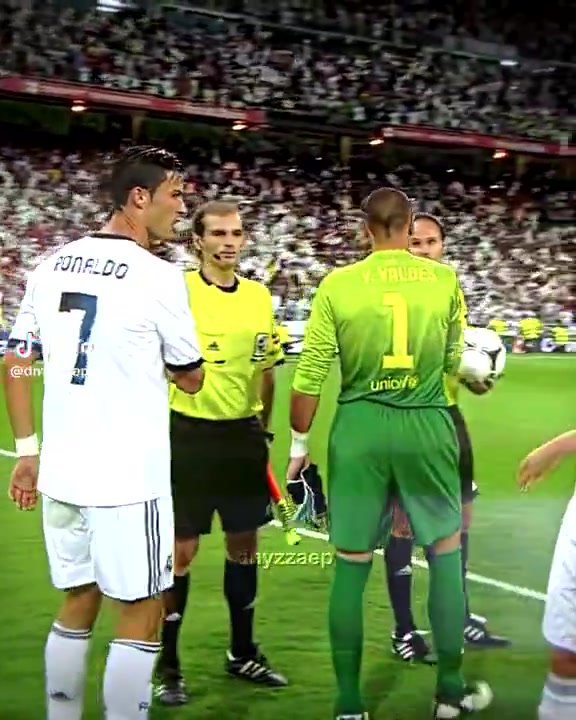 當(dāng)年巔峰西班牙國家德比C羅和梅西擦肩而過沒有握手