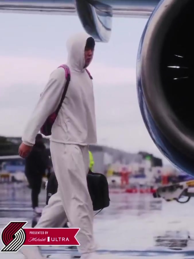 開拓者開啟三連客之旅楊瀚森背著小粉書包登機看來是真喜歡