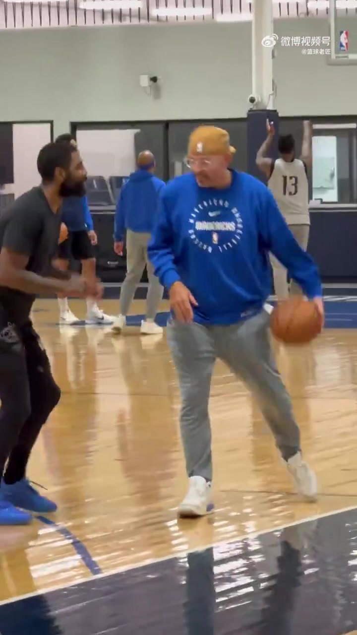 兩個歷史級控衛(wèi)基德在訓(xùn)練中推土機(jī)背打歐文滿滿的都是歡樂