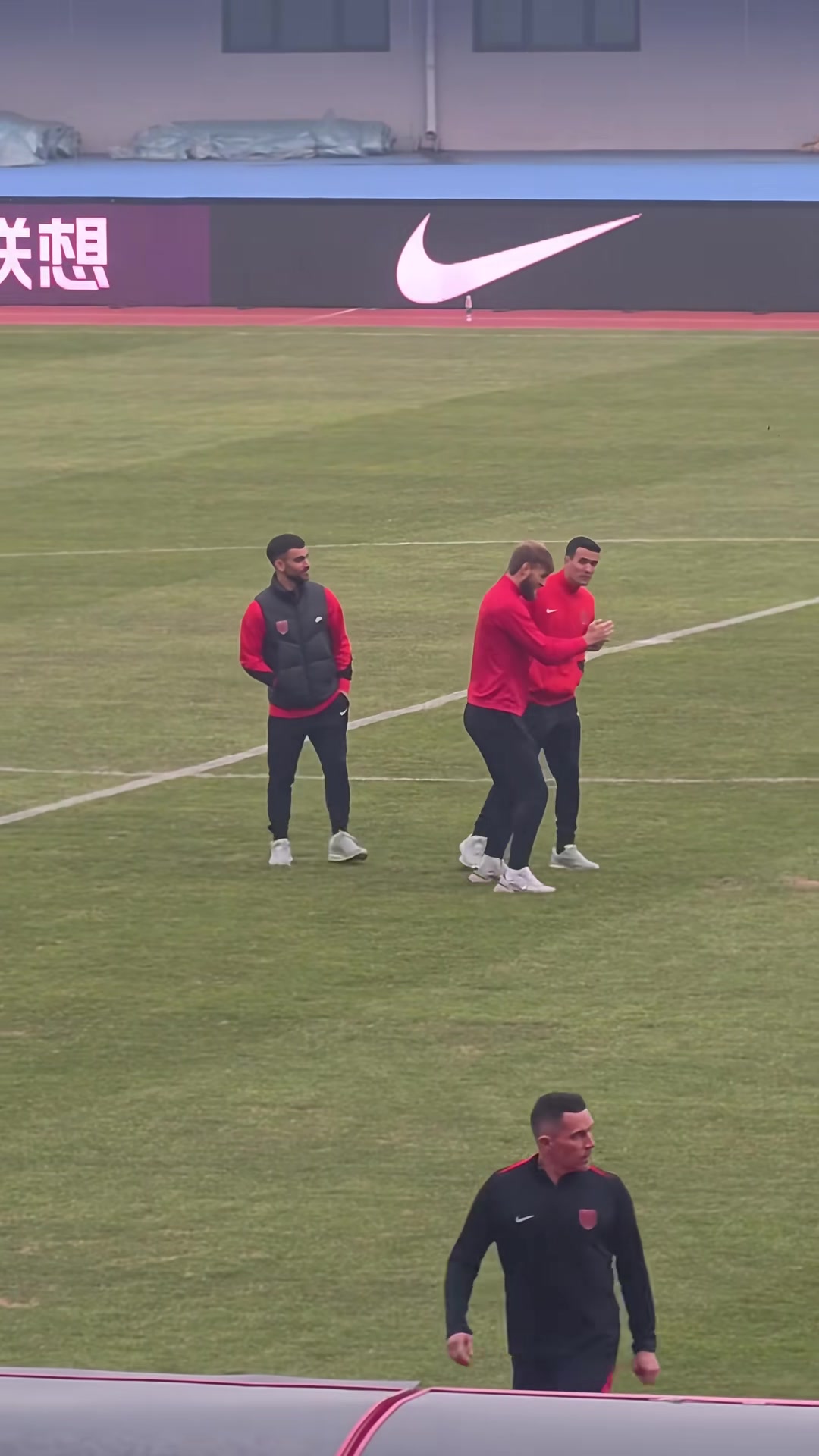 自己不爭(zhēng)氣啊賽前蓉城球員得知海港輸球后高興壞了