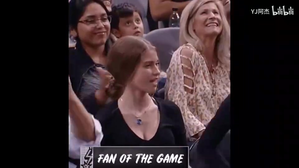 19年馬刺主場(chǎng)的美女觀眾 像是從電影里走出來的女主