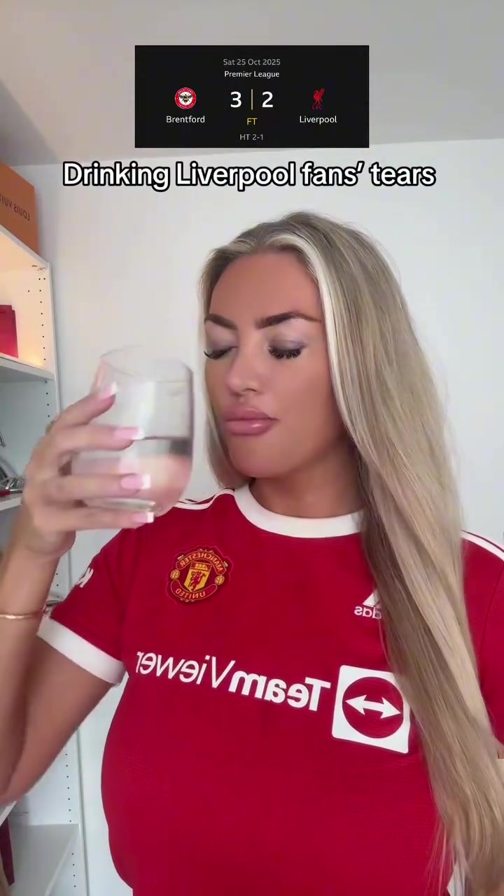 繼續(xù)整活曼聯(lián)女網(wǎng)紅我喝掉了利物浦球迷美味的淚水