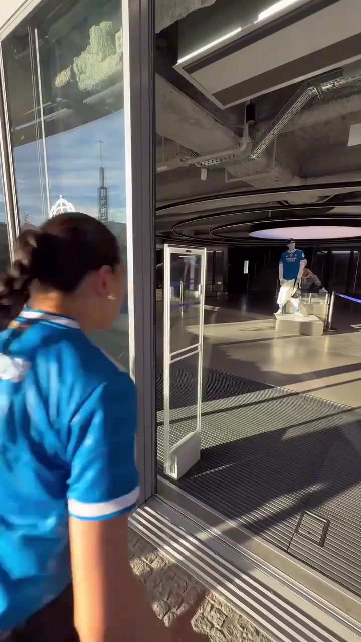 壯觀的獎(jiǎng)杯陳列室網(wǎng)紅美女帶你參觀伯納烏球場