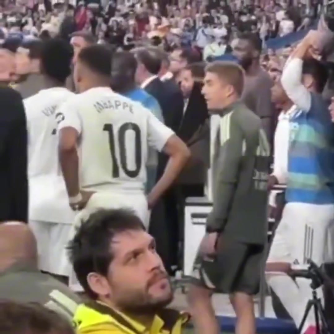 不管了姆巴佩剛開始還拉住維尼修斯過會兒直接加入戰(zhàn)斗