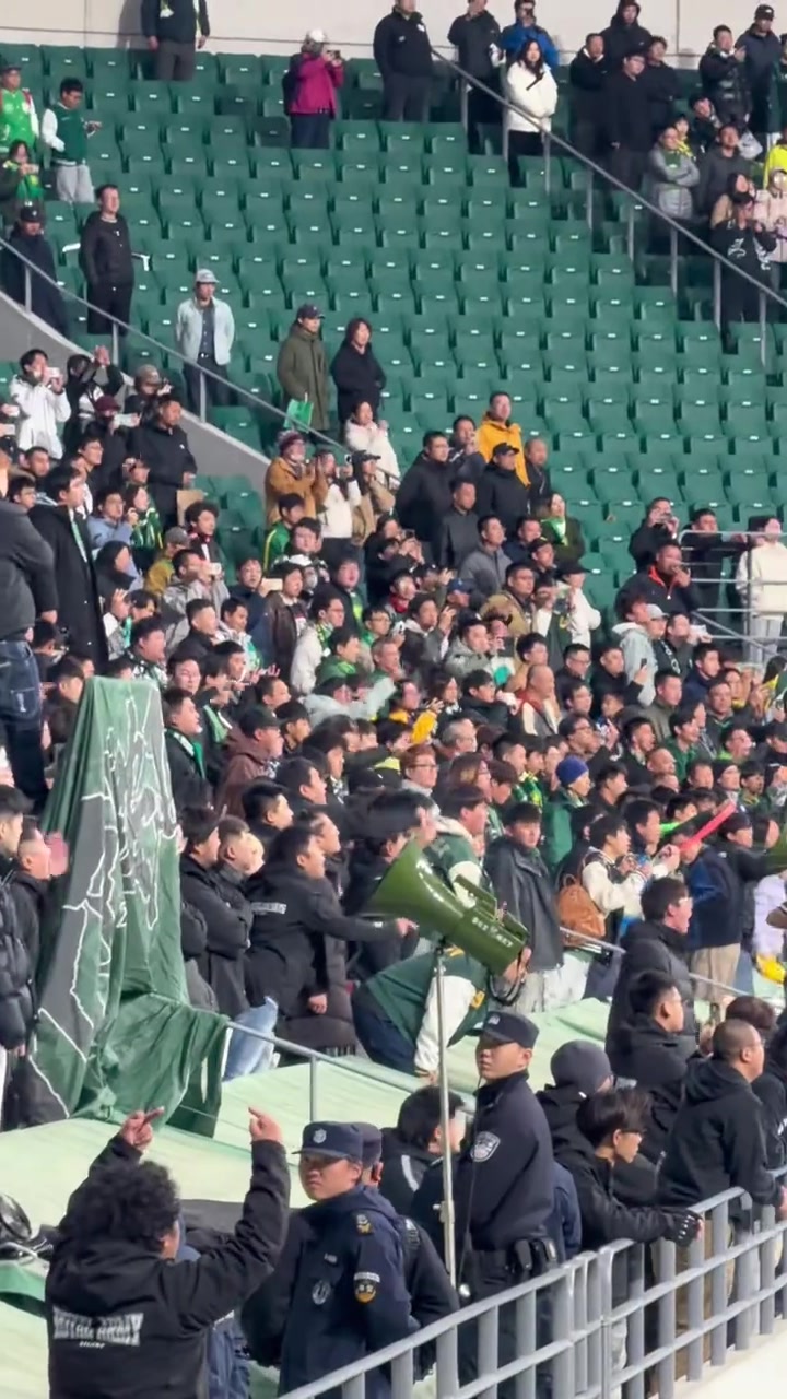 實拍國安謝場工體響徹丟人現(xiàn)眼罵聲只有侯森默默鼓掌致歉