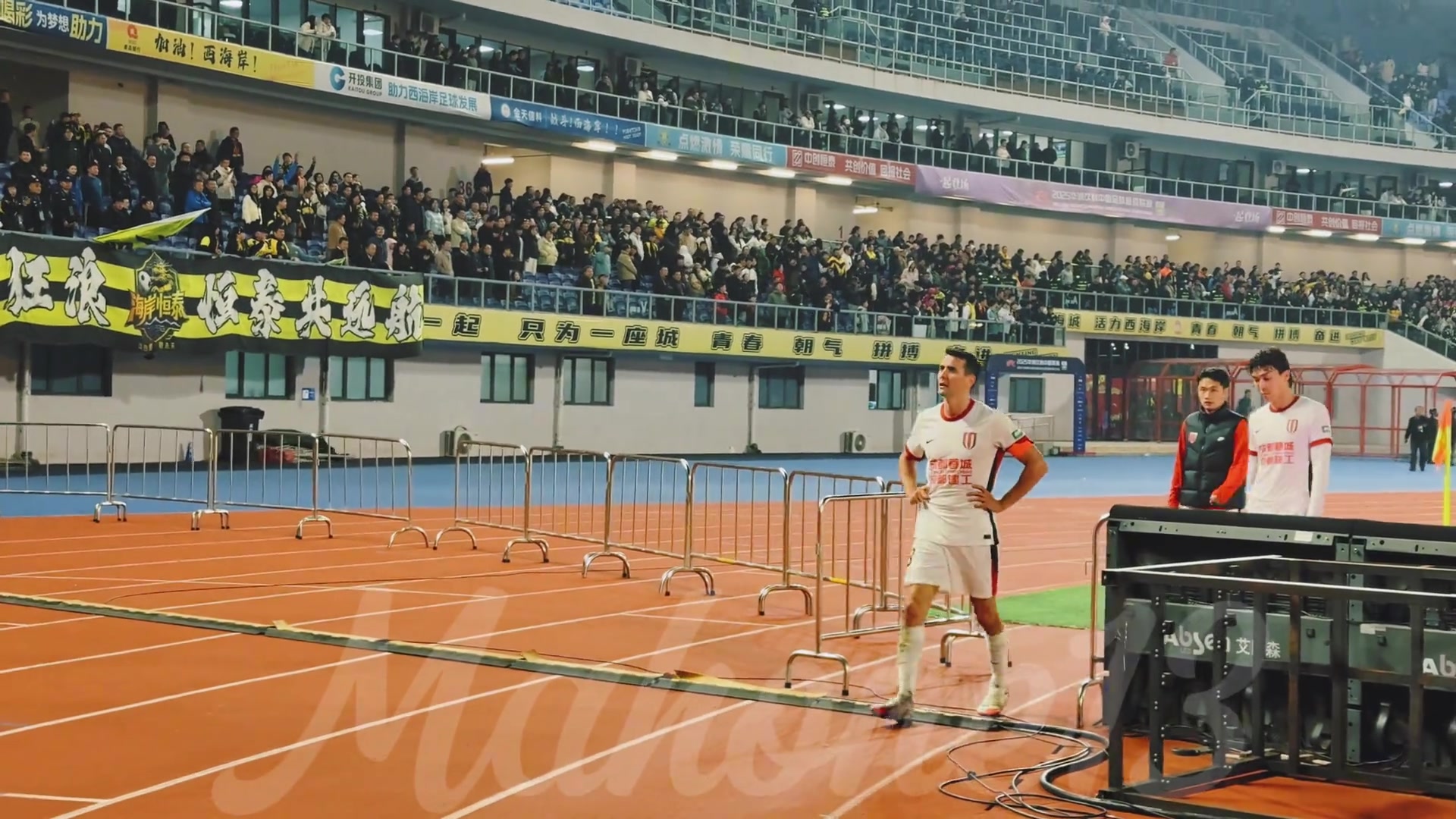 客場(chǎng)絕平西海岸后蓉城全隊(duì)向球迷謝場(chǎng)