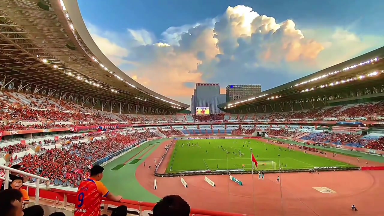 泰山球迷什么德甲的雪西甲的晚霞我只喜歡大球場的云
