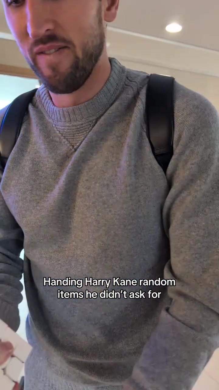 凱恩你覺得你很幽默不停給凱恩送莫名其妙的東西直到