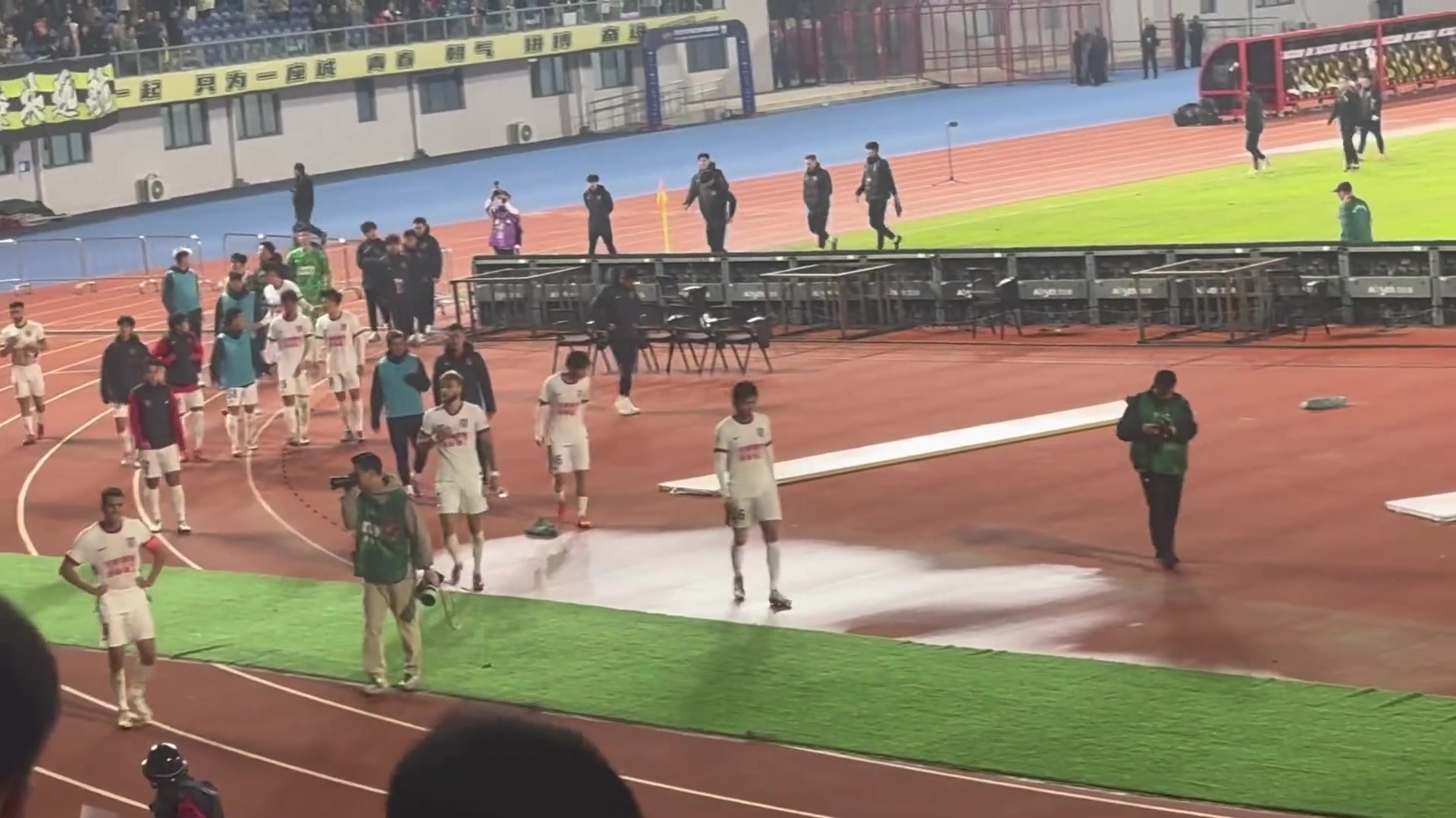 不拋棄不放棄賽后遠征客場的蓉城球迷依然為球隊加油鼓勁