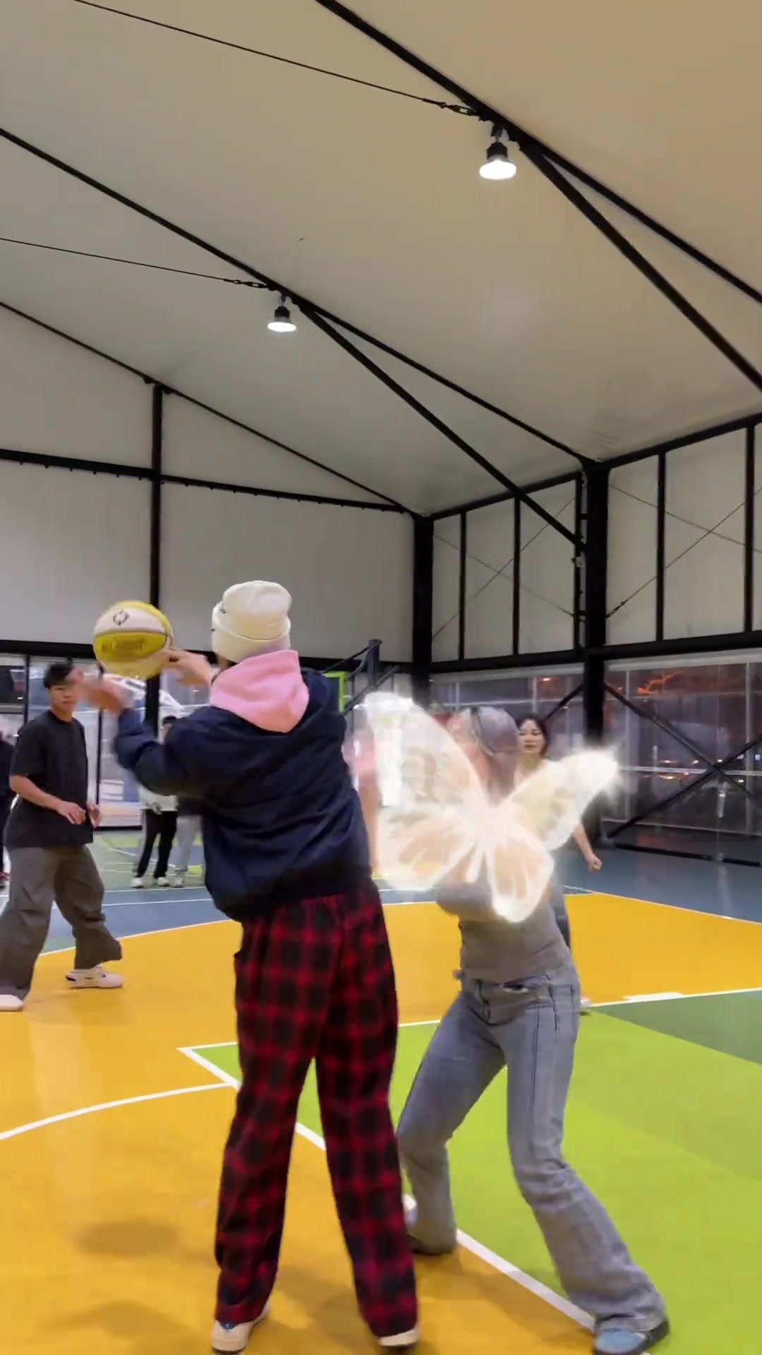 不懂就問野球場怎么防守穿背心的女孩子