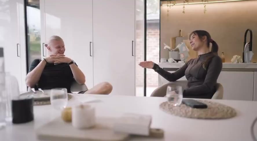 哈蘭德女友一開(kāi)始喜歡哈蘭德的摯友直到遇到哈蘭德才是真愛(ài)