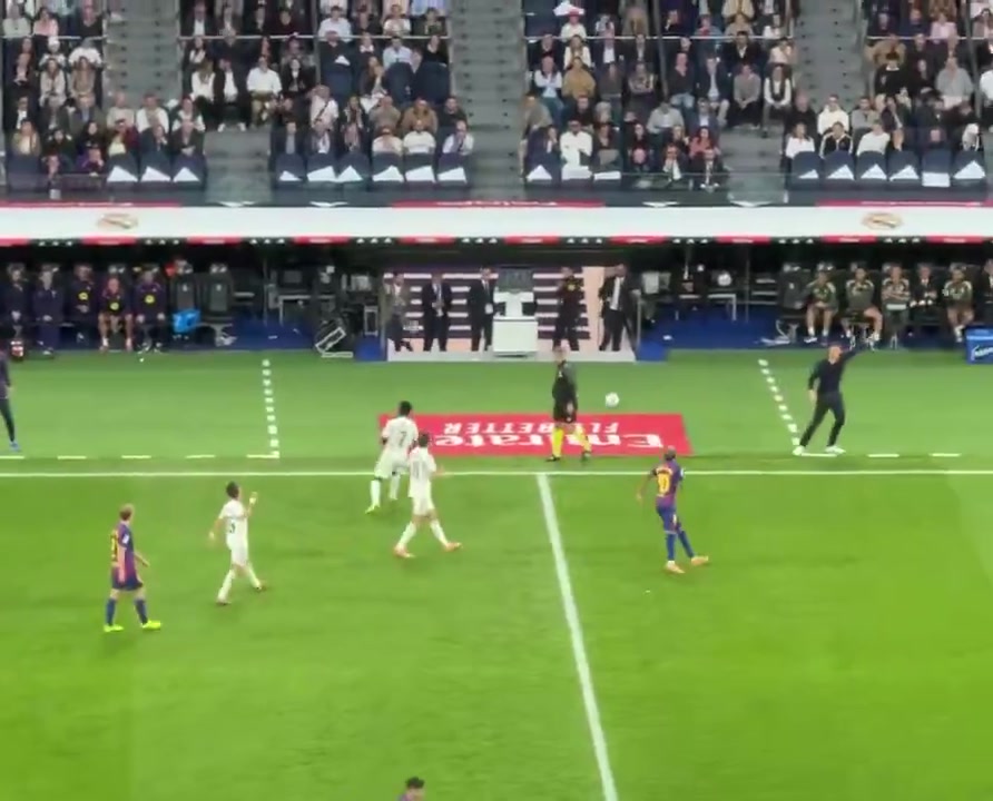 換個(gè)角度看看維尼修斯怒踢皮球嚇到亞馬爾