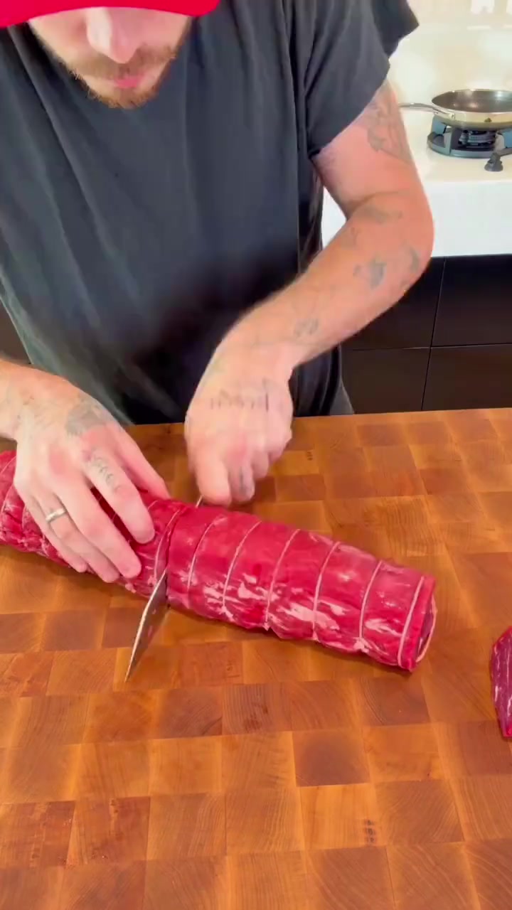 貝克漢姆兒子制作惠靈頓牛排感覺歲數(shù)大了長得像他爸了