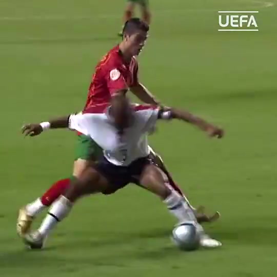 傳奇后衛(wèi)科爾當年是怎么在英葡大戰(zhàn)鎖住年輕的C羅的