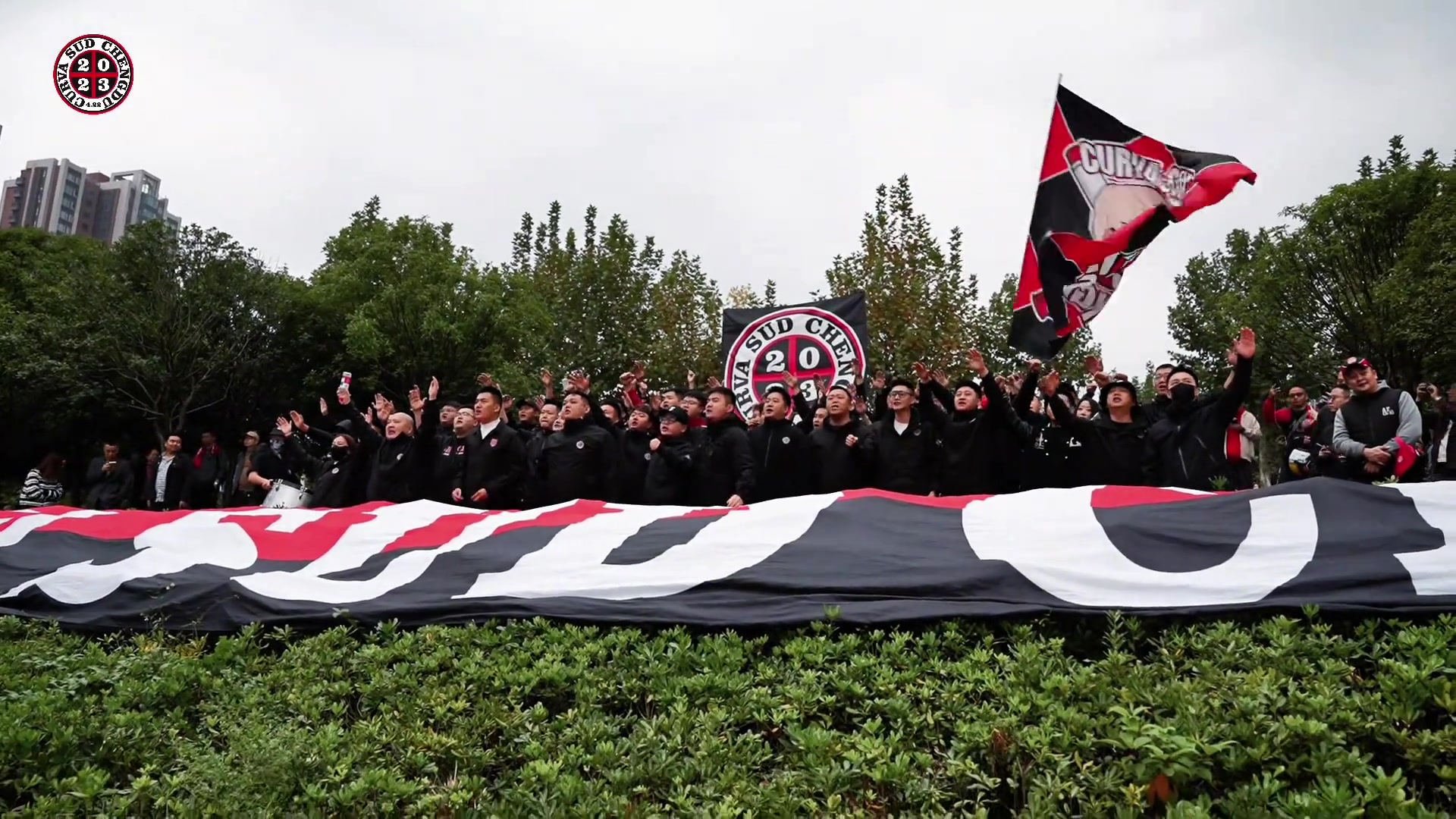 冠軍之心 臨戰(zhàn)無退蓉城球迷在訓練場外為球隊助威吶喊