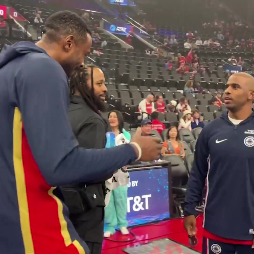 寸頭造型小喬丹與空接之城老搭檔保羅擁抱致意開心聊天