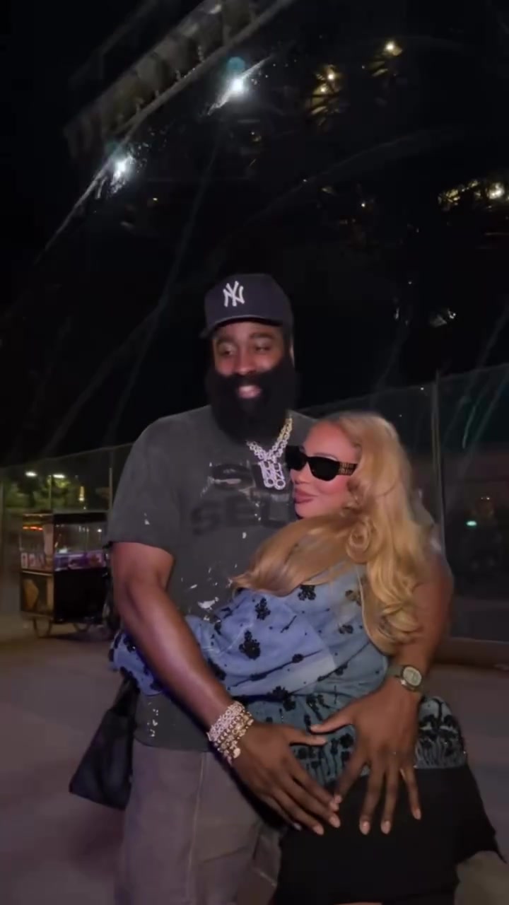 登哥萬圣節(jié)與女友甜蜜相擁女友小鳥依人