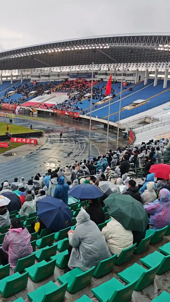 夠意思實(shí)拍凄風(fēng)冷雨中不少北京球迷仍隨國安遠(yuǎn)征長春