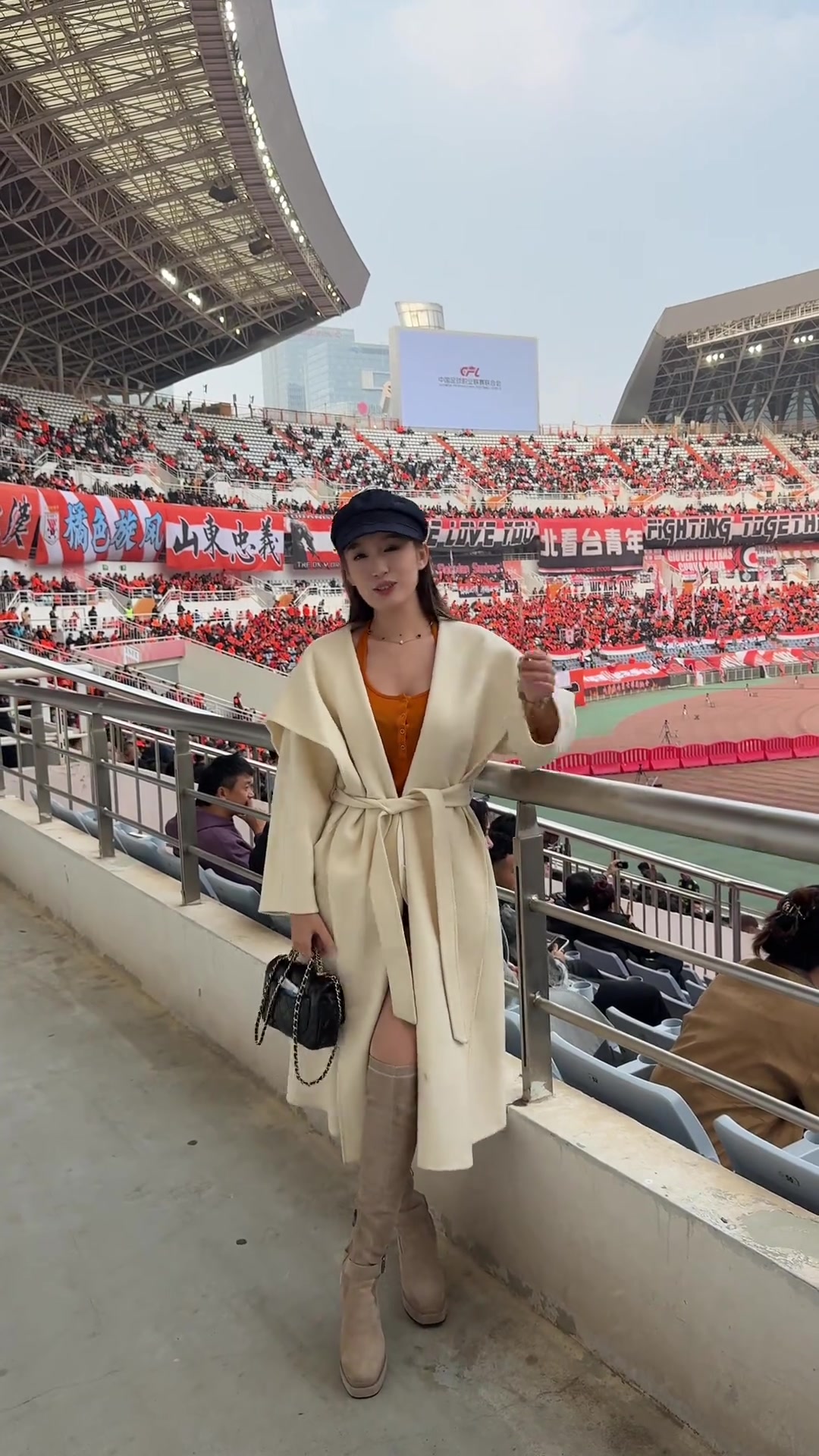 阿姨好啊泰山美女球迷雷姨風(fēng)姿綽約今天我們都是泰山球迷